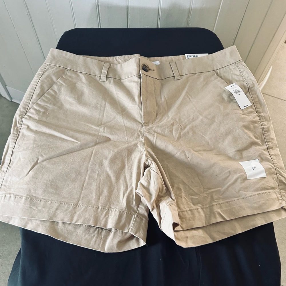 Old Navy Khaki Everyday Short -Mid Rise/-Size 14/NWT